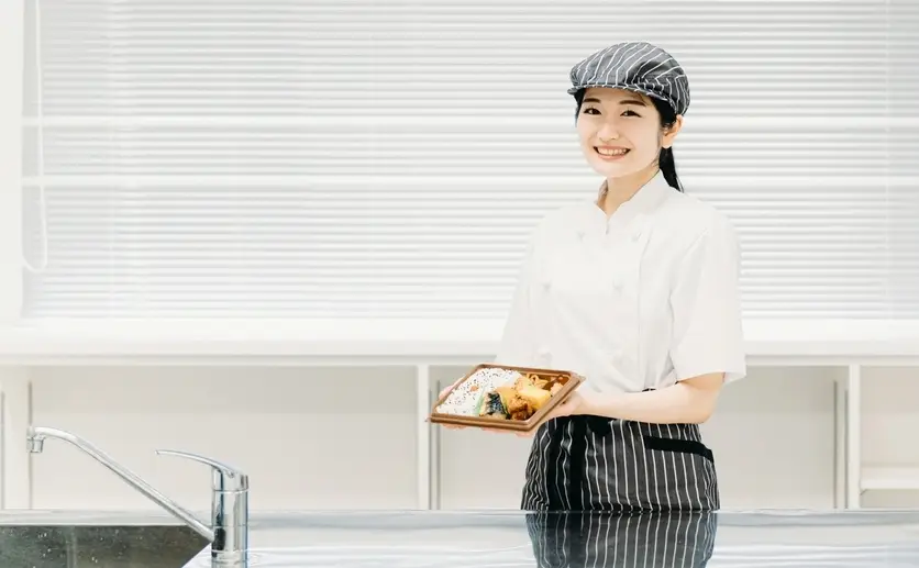 お弁当屋でアルバイトする女性