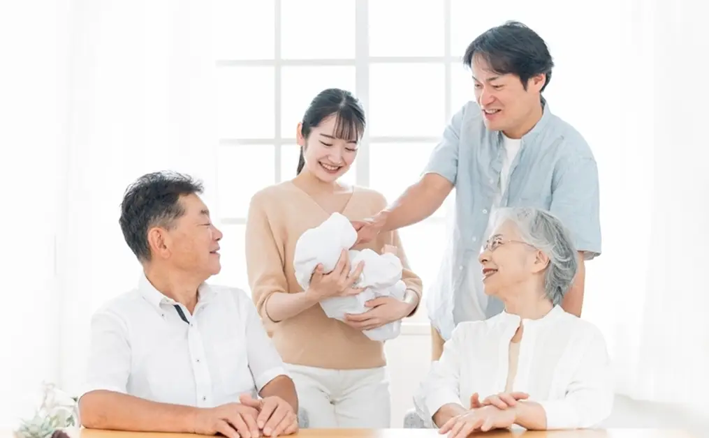 出産を祝う家族