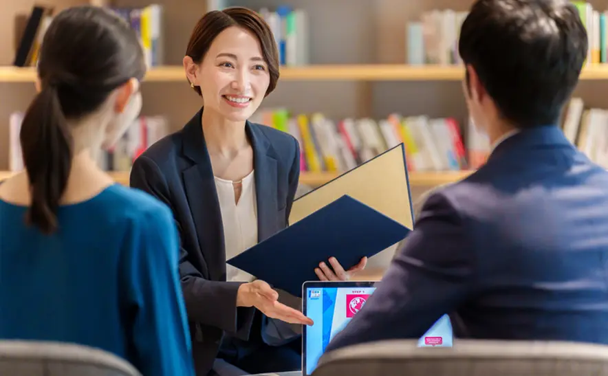保険見直しを提案する女性