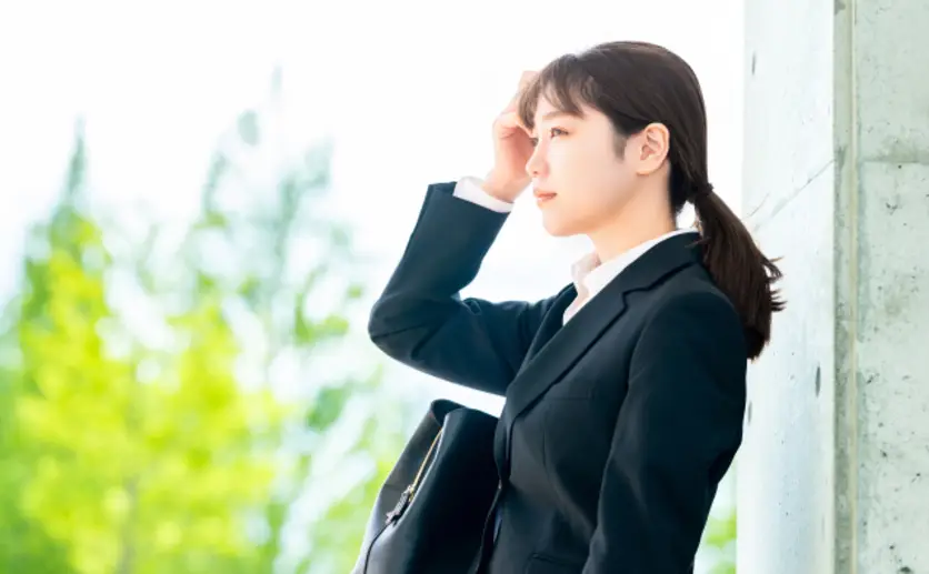 希望を持っている若いビジネスウーマン