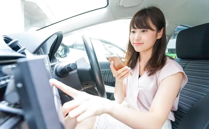 カーナビで事前に渋滞情報を確認する女性
