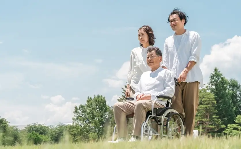 介護を受ける父親と息子