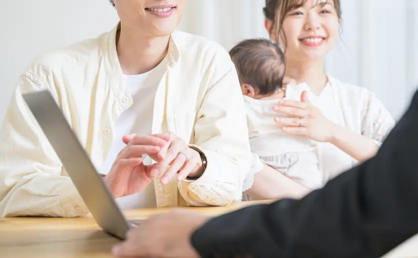 医療保険の相談をする家族