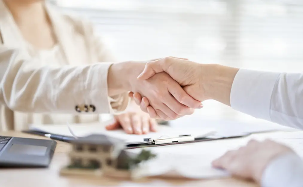 握手する男性と女性