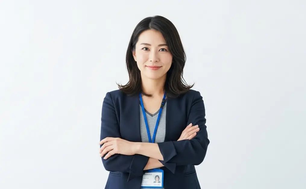 腕組みをする女性