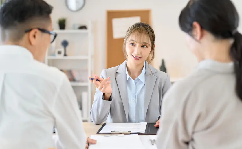 金融商品の提案を受ける30代カップル
