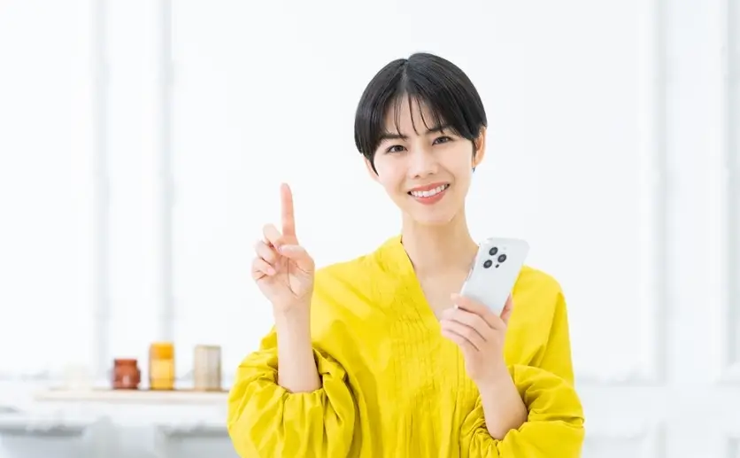 スマホを片手におススメする女性