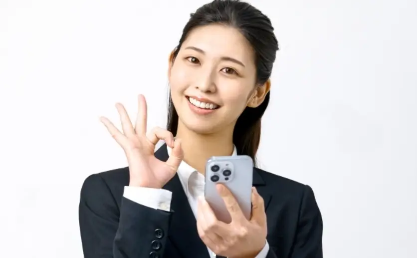 OKサインを出す女性
