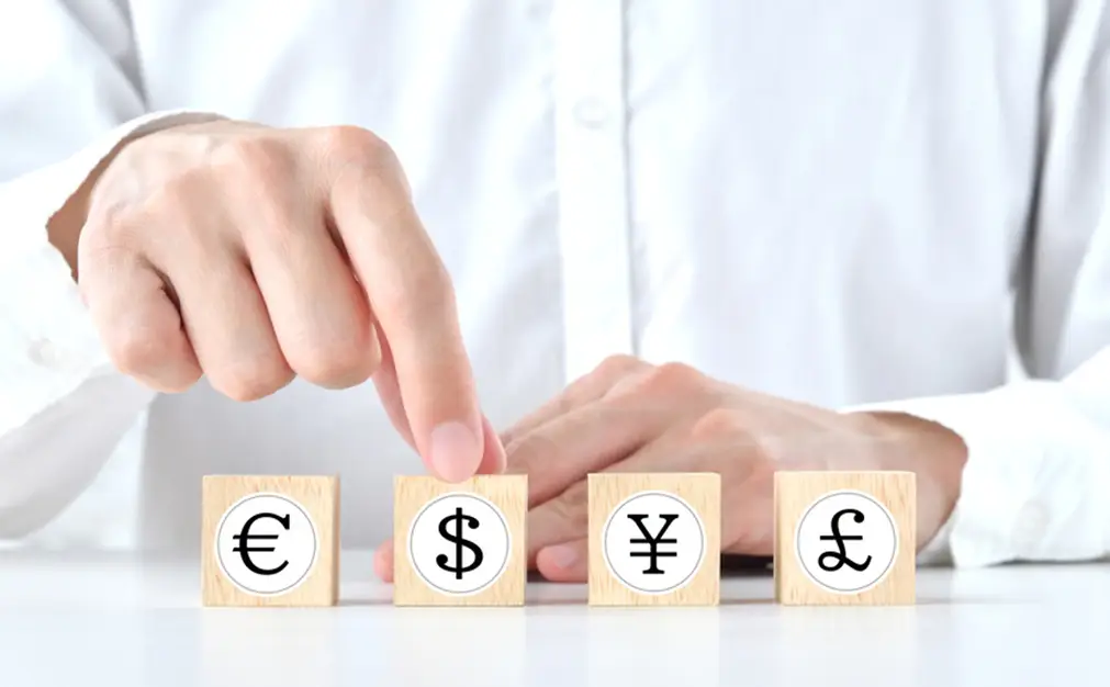 ドルを選ぶ男性