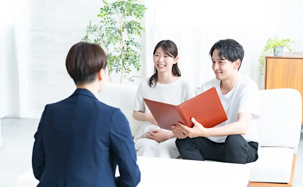 保険の見直し相談をする夫婦