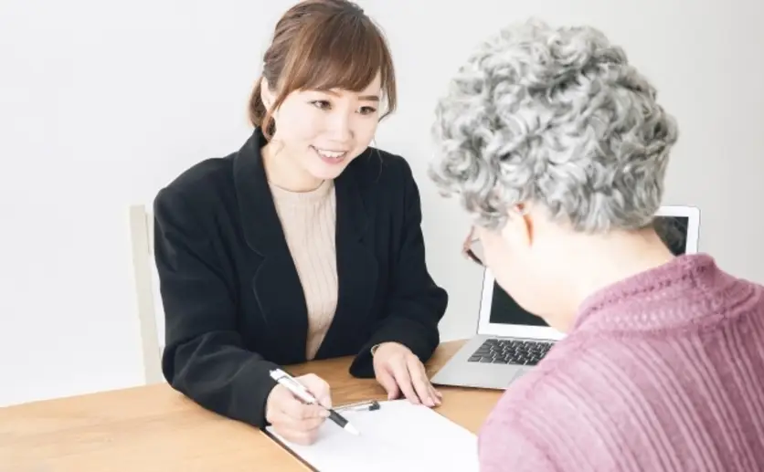 相続に関してアドバイスを受けるシニア女性