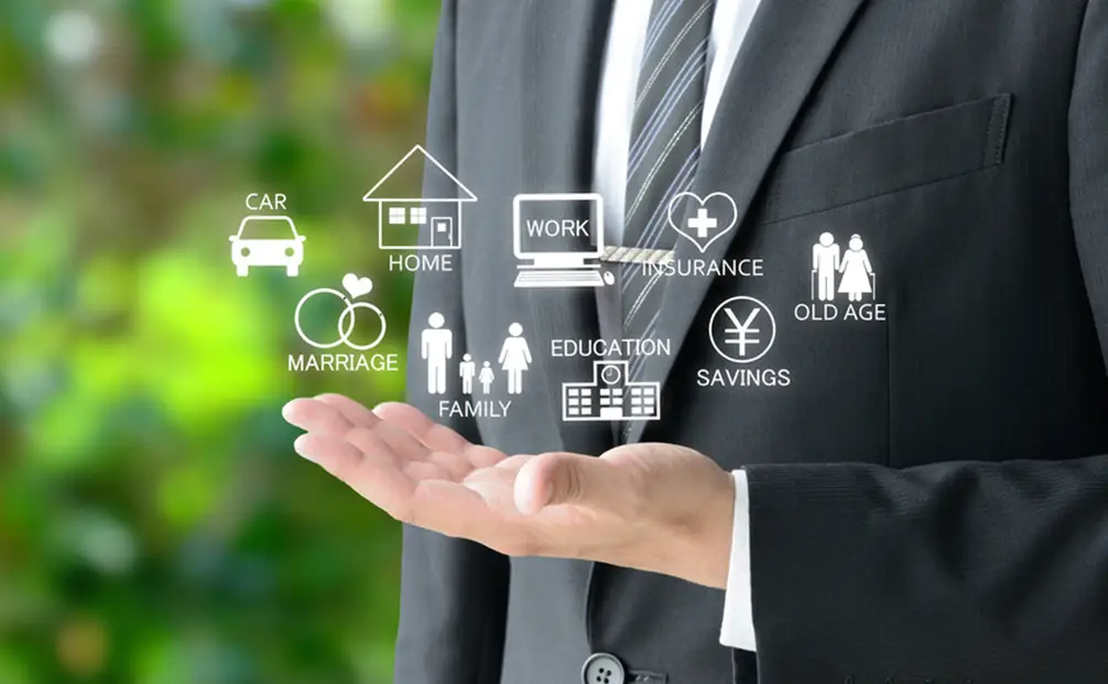ライフイベントのアイコンを掲げるビジネスマン