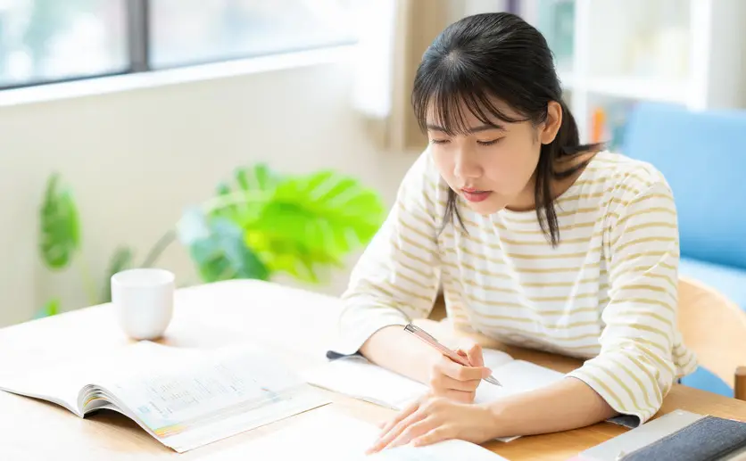 書類を真剣に読む女性