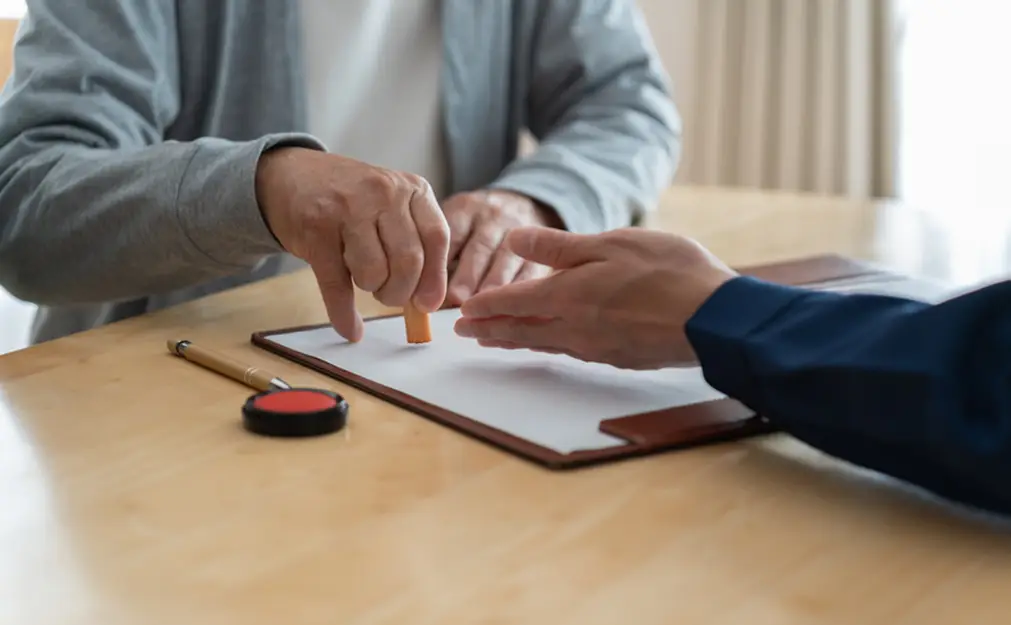 印鑑を押す男性