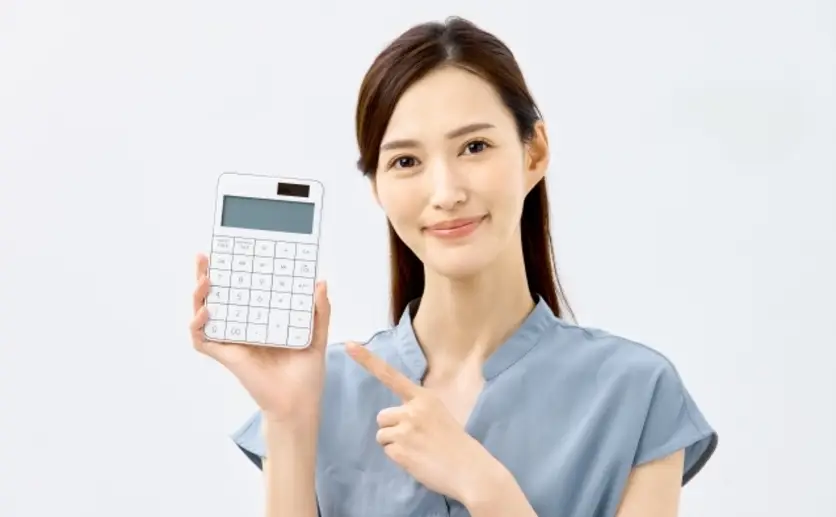 電卓を指し示す女性