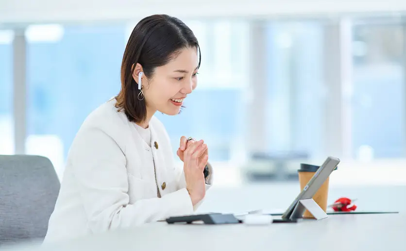 オンラインで相談する女性