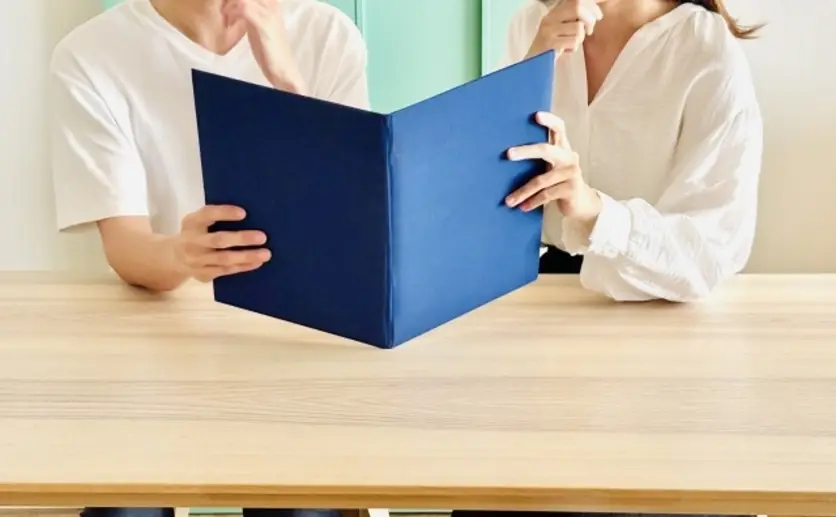 保険証券を確認する夫婦