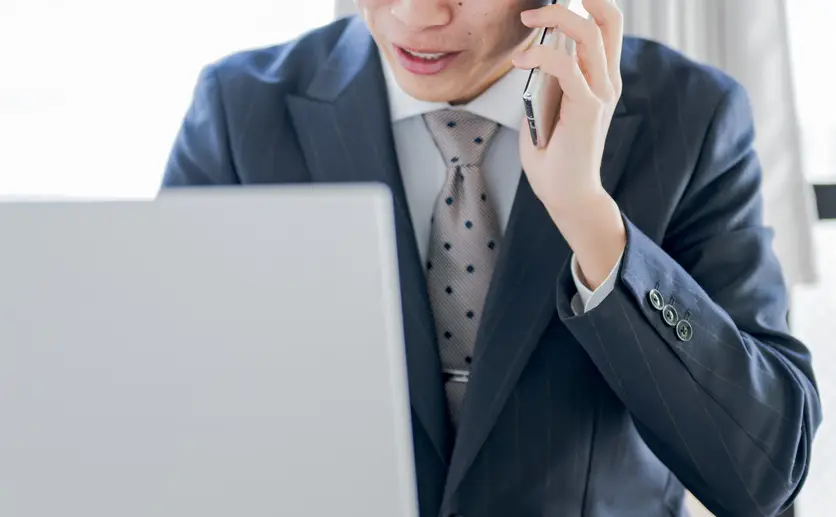 電話対応をする男性