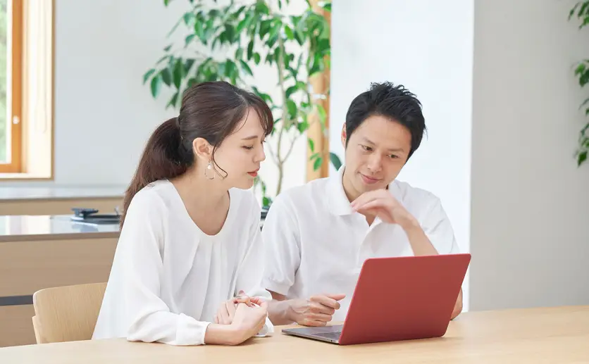 オンライン相談する夫婦