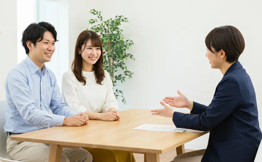 保険相談をする夫婦