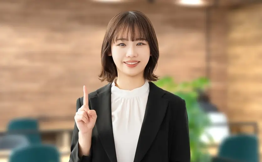 ポイントを指し示す女性